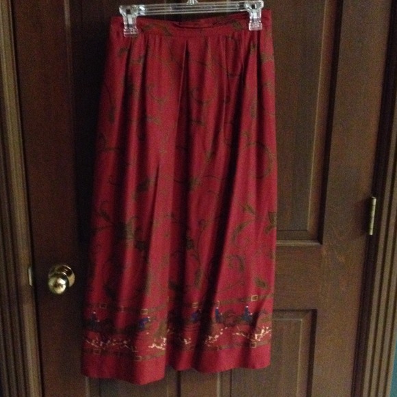 Skirt with horses, hunt dogs.around bottom.