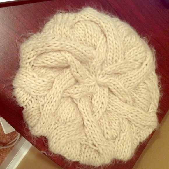 Beret style winter hat - off white