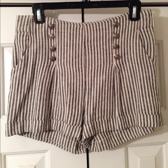 🚫SOLD ON VINTED🚫High Waisted Shorts - Picture 2 of 4