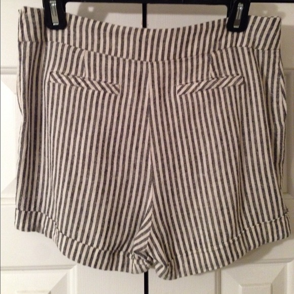 🚫SOLD ON VINTED🚫High Waisted Shorts - Picture 3 of 4