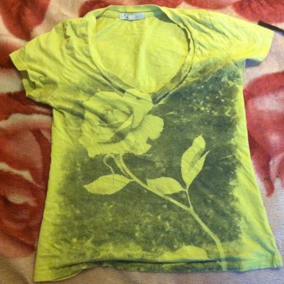 Rose vneck - Picture 1 of 1
