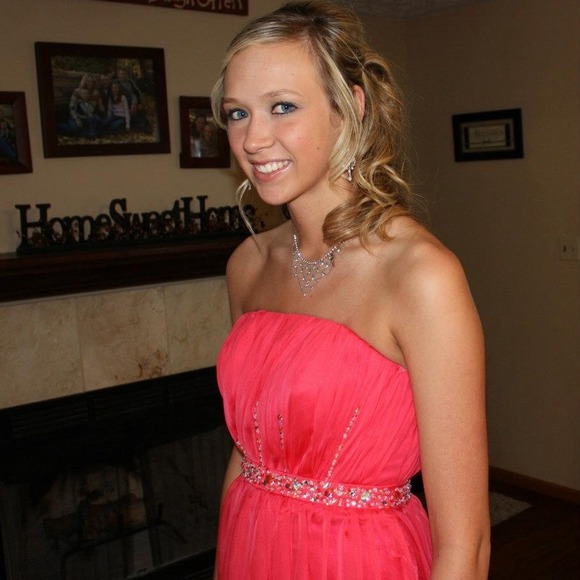 Prom dress - Picture 2 of 4