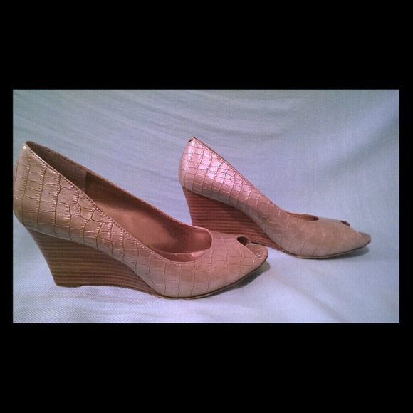 Bandolino cream wedges