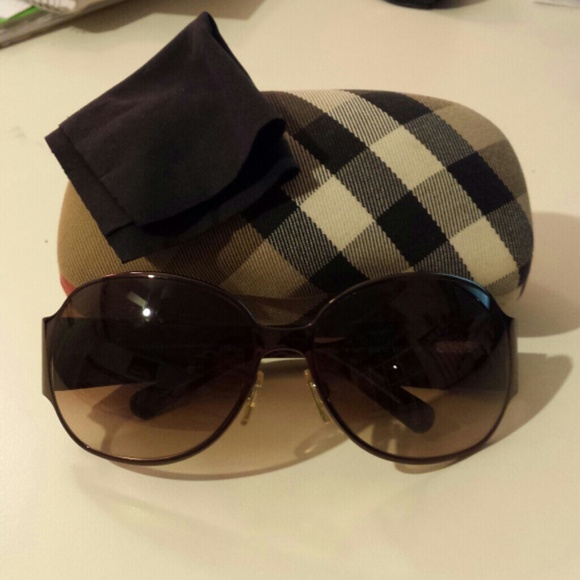 SOLD—— Authentic Burberry Sunglasses - Picture 14 of 14
