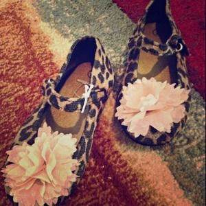 NWOT Kids SZ 7 Leopard Flats W Pink Flower On Top