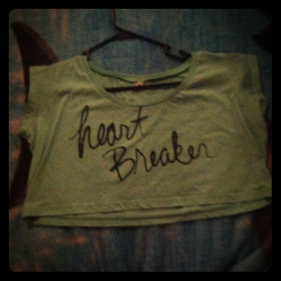 Cropped tshirt.