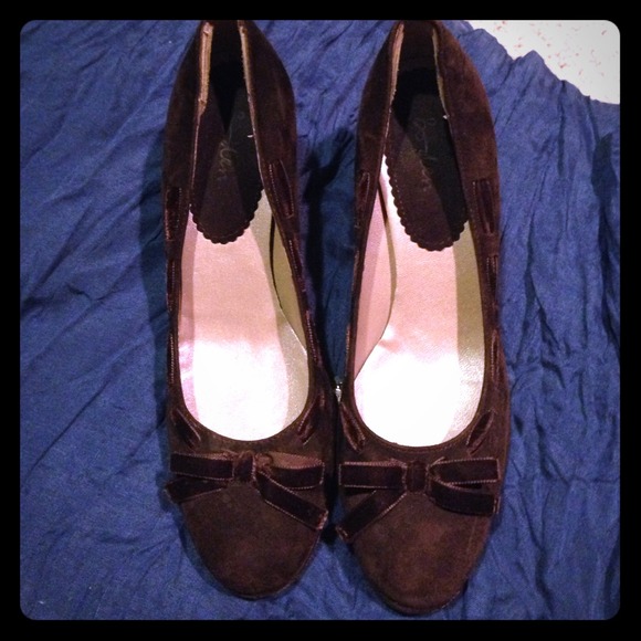 Chocolate suede Boden pumps! A total find!