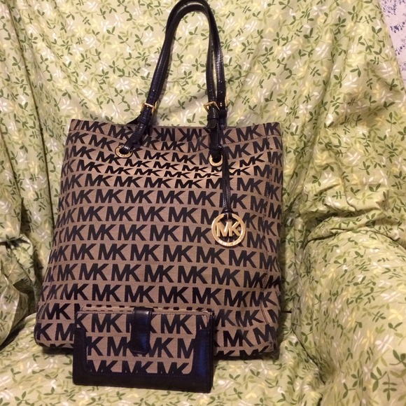 MK logo handbag/wallet.