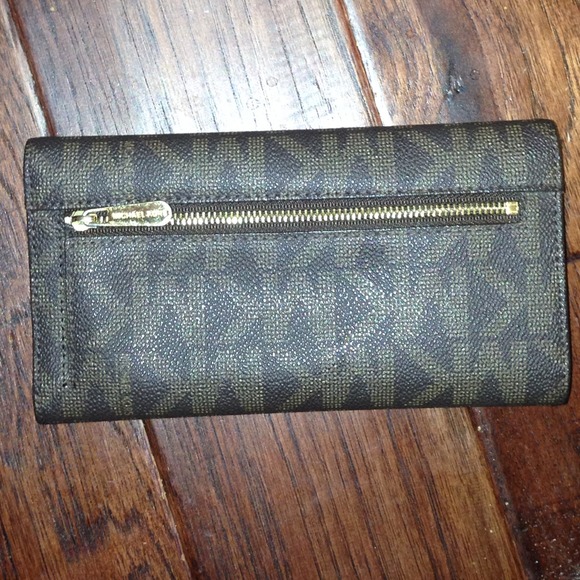 🚫SOLD🚫Michael Kors checkbook Wallet - Picture 2 of 4