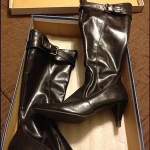 Size 8.5 brown boots