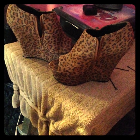 Leopard wedges