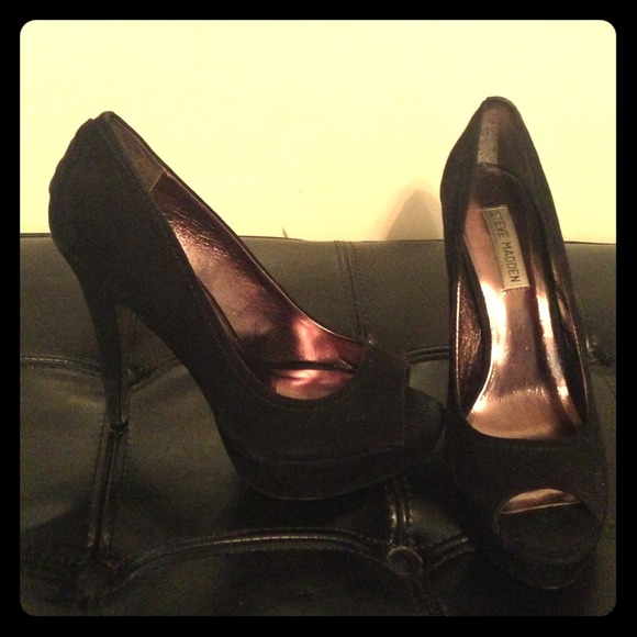 SOLD Black Steve Madden basic heel with stitch