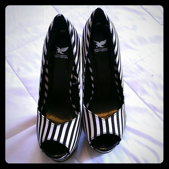 Cute striped black a white pumps