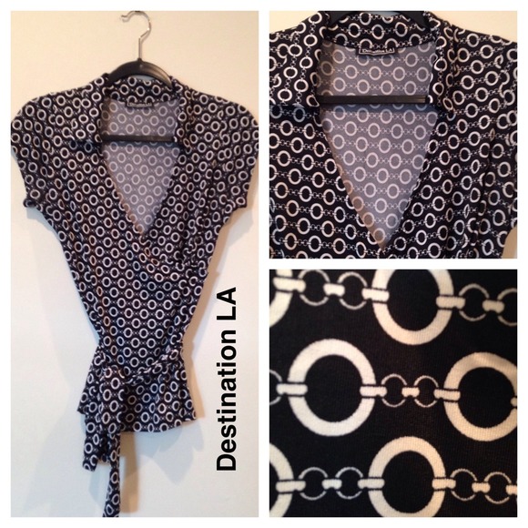 Destination LA Tops - ⭐️Black and White Circle Link Faux Wrap Shirt⭐️