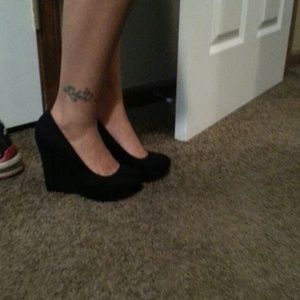 Black wedges