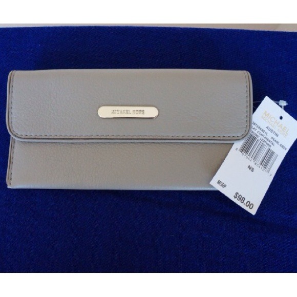 Michael Kors Clutches & Wallets - NWT authentic multifunction Michael Kors wallet