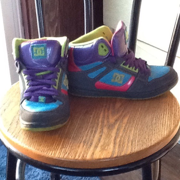 A pair of DCs. 7.5s very comfortable.