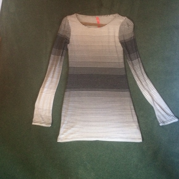 Crew neck long sleeved b&w striped dressed