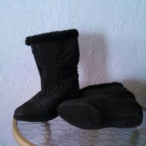 Black snow boots