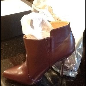 *SOLD!* Brand new, never worn ankle boots
