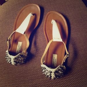 VERA WANG spiked sandals ☀️