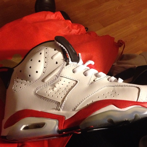 Jordan 11s white n red - Picture 2 of 3