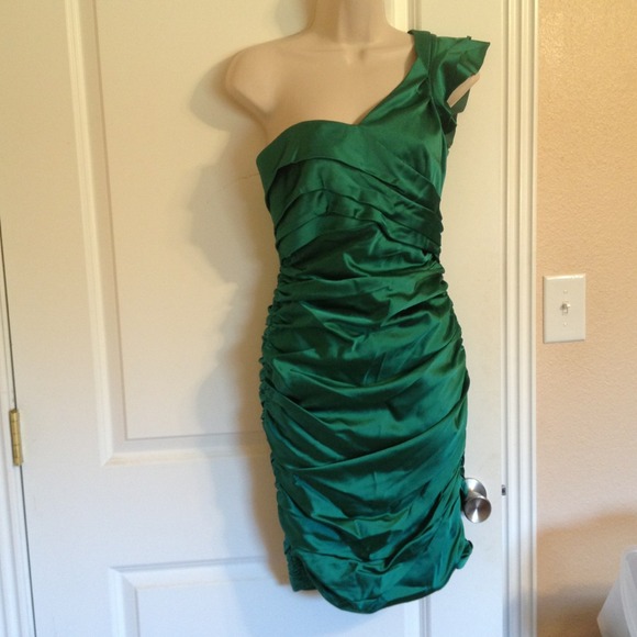 Vera Wang Dresses & Skirts - WOW gorgeous Vera wang lavender label dress size 6