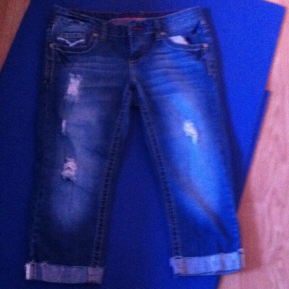 Jean capris. Sequined back pockets