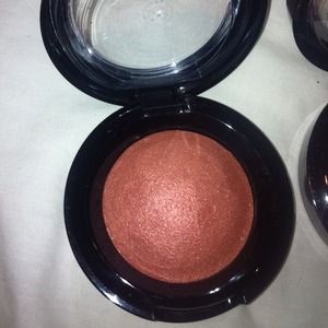 Baked shimmery blush / bronzer + free sample