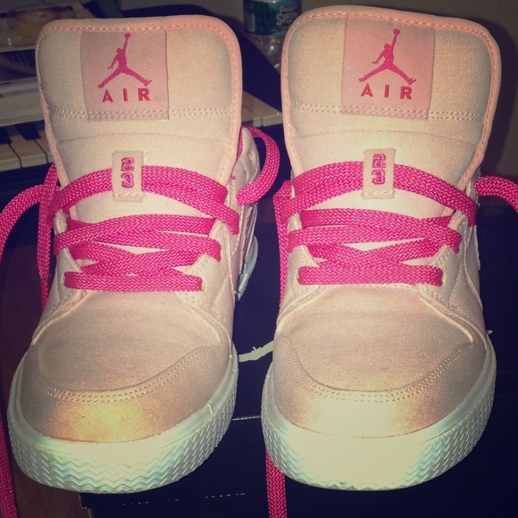 🚨SOLD🚨💕Girls AIR JORDAN Retro💕