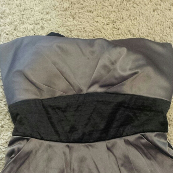 Dark mauve or purple pleated strapless dress - Picture 2 of 3