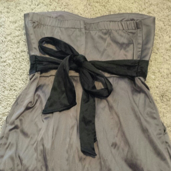 Dark mauve or purple pleated strapless dress - Picture 3 of 3