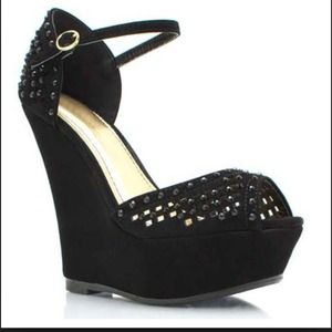 Cut out jeweled peep toe wedge🔥