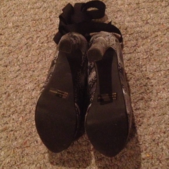 📛SOLD📛Hot Snake print platform peep toe heels!!! - Picture 2 of 4