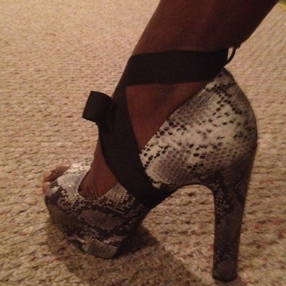 📛SOLD📛Hot Snake print platform peep toe heels!!! - Picture 3 of 4