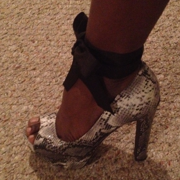 📛SOLD📛Hot Snake print platform peep toe heels!!! - Picture 4 of 4