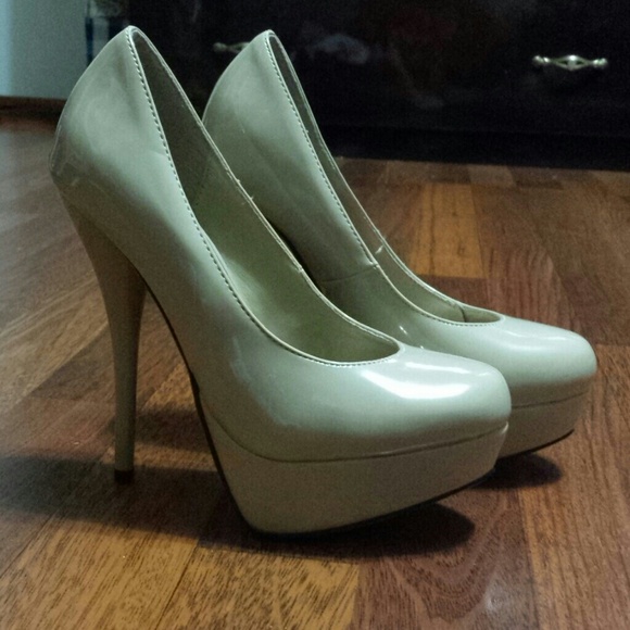 Gorgeous NUDE pumps <3
