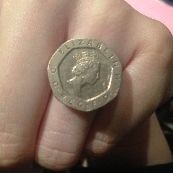 British coin ring with The Queen's face on it - Picture 1 of 2