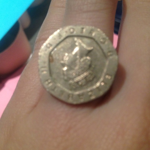 British coin ring with The Queen's face on it - Picture 2 of 2