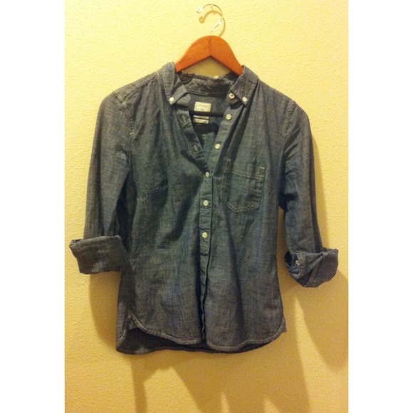 GAP Tops - ⭐NWOT GAP chambray button down with hidden buttons