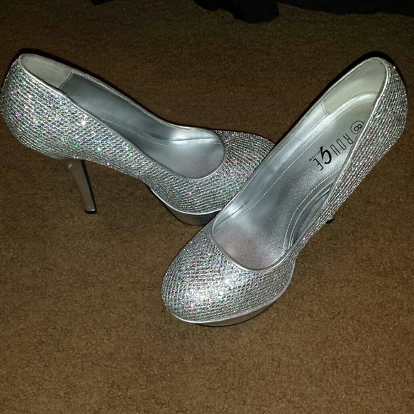 SILVER GLITTER HEELS NWT