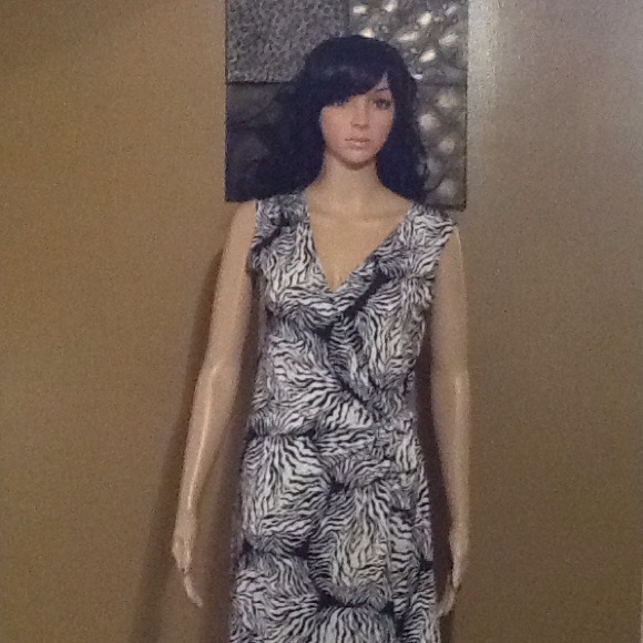 Black/White Sleeveless Dress - Picture 2 of 4