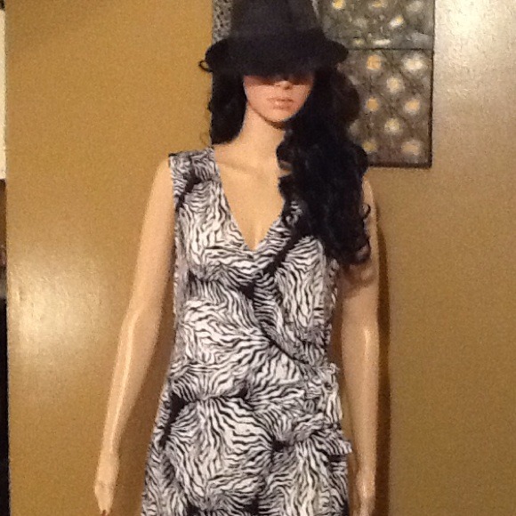 Black/White Sleeveless Dress - Picture 4 of 4