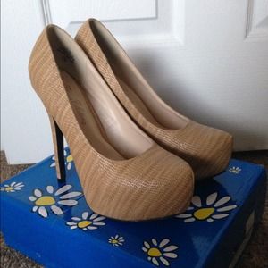 Nude textured platform pumps