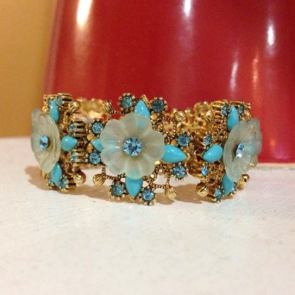 Chic bracelet in a stunning color!!!