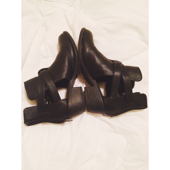 SOLD 🚫 black ankle cut out booties - Picture 2 of 3