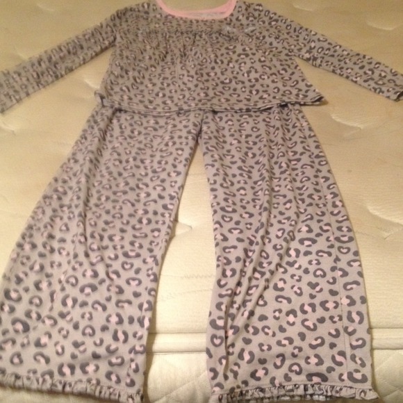 💜Little girls pink and gray cheetah pj's💜