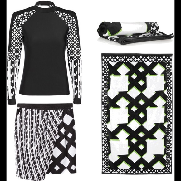 Black and White Rashguard - Picture 3 of 4