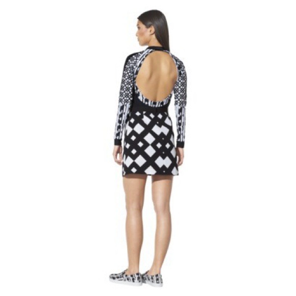 Black and White Rashguard - Picture 4 of 4