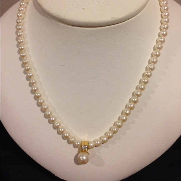 Pearl necklace with a crystal accent